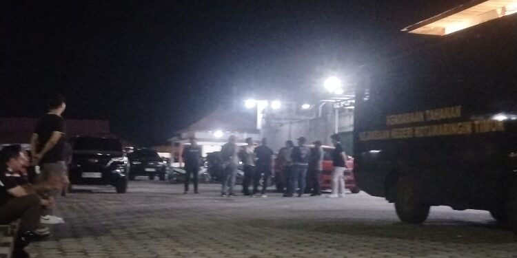 FOTO: AGUS/MATAKALTENG –Terlihat sejumlah pejabat dari Kejaksaan Negeri Kotim, Polres Kotim, dan pihak Lapas tengah berkumpul dan melakukan koordinasi di lokasi untuk merespons insiden pelarian tahanan di Lapas Kelas IIB Sampit, Selasa 3 Juni 2025.