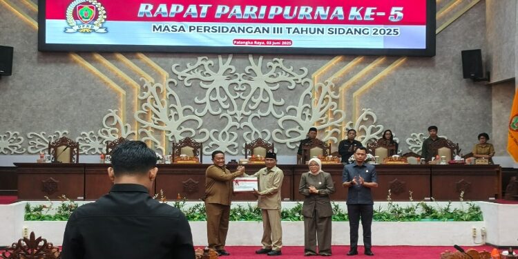 FOTO: IST/MATAKALTENG - Penyerahan Naskah Rancangan Peraturan Daerah Provinsi Kalimantan Tengah tentang Pertanggung Jawaban Pelaksanaan APBD Provinsi Kalimantan Tengah Tahun Anggaran 2024.