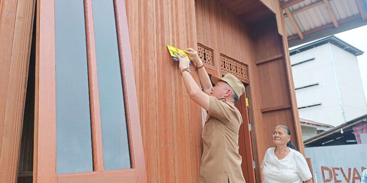 FOTO : DPRD GUMAS/MATA KALTENG - Pemasangan peneng atau penanda sudah selesai dilakukan bedah rumah, di Desa Sarerangan, Kecamatan Tewah, Selasa, 3 Juni 2025.