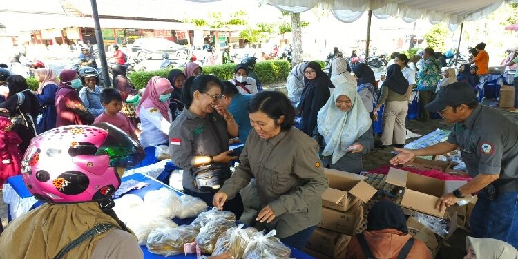 FOTO: DIAN/MATAKALTENG - Gerakan Pangan Murah (GPM) di Taman Kota Sampit, Rabu 4 Mei 2025. 
