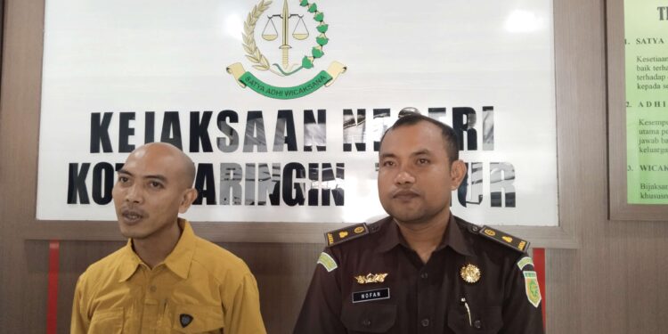 FOTO: AGUS/MATAKALTENG- Kasi Intel, Kejari Kotim, Nofanda Prayudha B, dan Kasi Pidum (baju kejaksaan), Andep Setiawan (baju kuning) saat diwawancarai.
