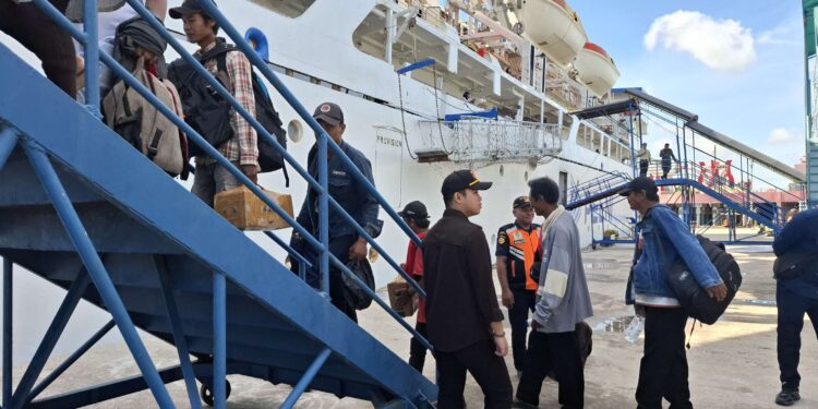 Foto:DOK/MATA KALTENG - Kegiatan di Pelabuhan Sampit.