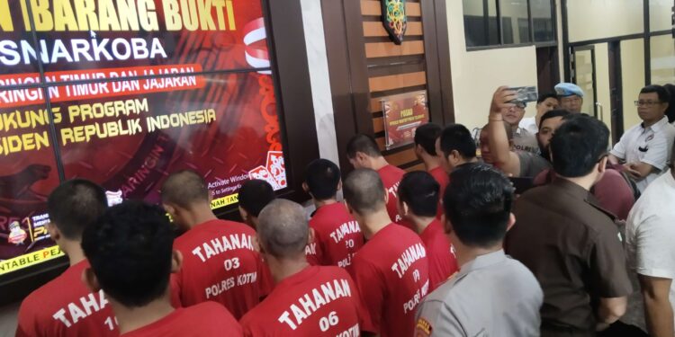 FOTO: AGUS/MATAKALTENG- Para tahanan Narkotika yang berhasil diamankan aparat Kepolisian Polres Kotim dan Polsek jajaran.