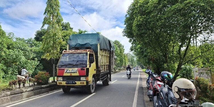 FOTO: DIAN/MATA KALTENG - Truk yang melintas dalam Kota Sampit.