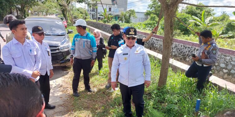 Foto:IST/MATA KALTENG - Bupati Kotawaringin Timur (Kotim) Halikinnor meninjau langsung lokasi pemasangan lampu Penerangan Jalan Umum (PJU) di ruas Jalan Pemuda dan Pramuka, 4 Juni 2025.