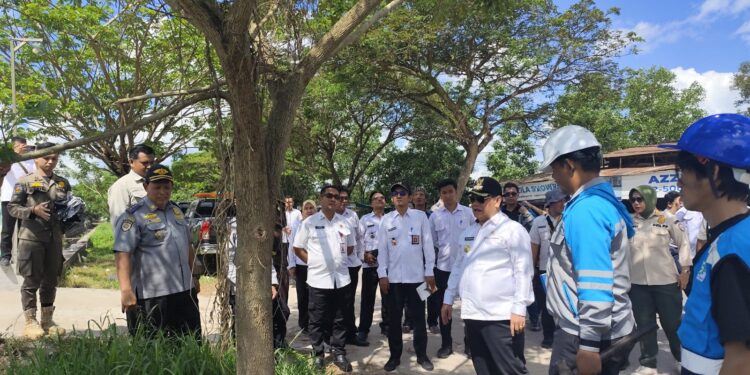 Foto:IST/MATA KALTENG - Bupati Kotawaringin Timur (Kotim) Halikinnor meninjau langsung lokasi pemasangan lampu Penerangan Jalan Umum (PJU) di ruas Jalan Pemuda dan Pramuka, 4 Juni 2025.