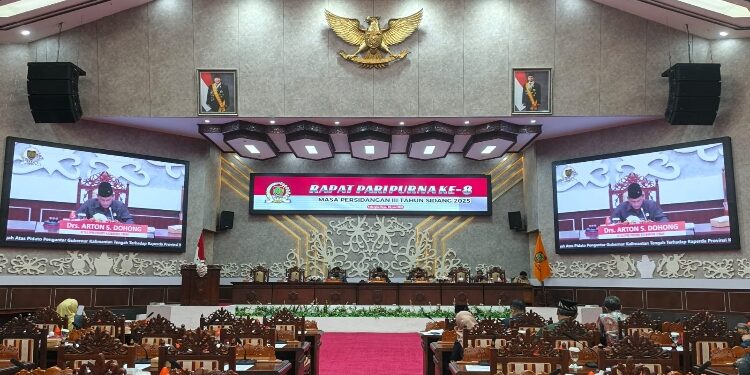 FOTO: IST/MATAKALTENG - Arton S. Dohong, Ketua DPRD Provinsi Kalimantan Tengah memimpin Rapat Paripurna ke - 8 Masa Persidangan III Tahun Sidang 2025, bertempat di Ruang Rapat Paripurna DPRD Provinsi Kalimantan Tengah, Kamis 5 Juni 2025.