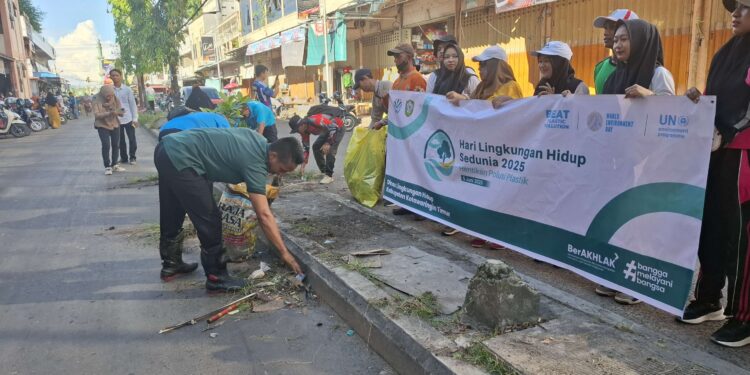 Foto:DIAN/MATA KALTENG - Kegiatan bersih-bersih lingkungan yang diinisiasi oleh Dinas Lingkungan Hidup dalam rangka memperingati hari lingkungan hidup sedunia, 5 Juni 2025.