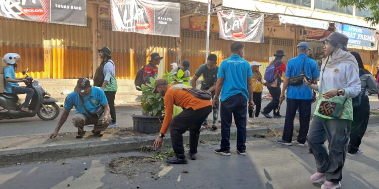 Foto: DIAN/MATA KALTENG - Kegiatan bersih-bersih yang dilakukan DLH Kotim di lingkungan PPM Sampit, 5 Juni 2025.