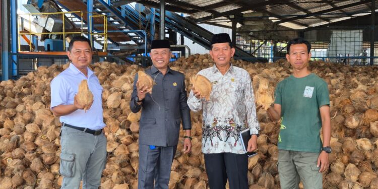 Foto: IST/MATA KALTENG - Anggota Komisi II DPRD Kotim Zainuddin saat kunjungan ke Pabrik pengolahan Kelapa di PT Samuda Coco, 4 Juni 2025.