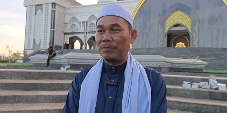 FOTO : IST/MATAKALTENG - Ketua Takmir Masjid Agung Kubah Kecubung, H. Majeri saat memberikan keterangan mengenai persiapan sholat Idul Adha dan Pemotongan hewan Qurban.