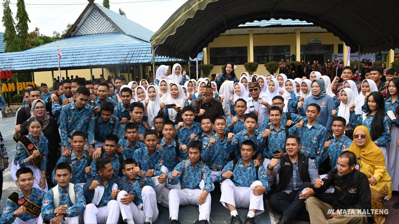 Gubernur Kalteng Berkomitmen Majukan Pendidikan dan Generasi Muda dalam Kunjungan ke SMKN 1 Pangkalan Bun