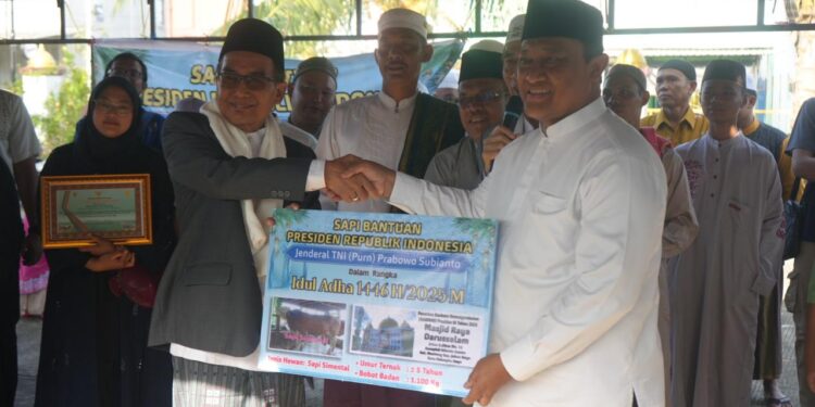 FOTO : IST/MATAKALTENG - Wagub Edy Pratowo menyerahkan bantuan sapi kurban dari Presiden RI Prabowo Subianto, bertempat di Masjid Raya Darussalam Palangka Raya, Jumat 6 Juni 2025.