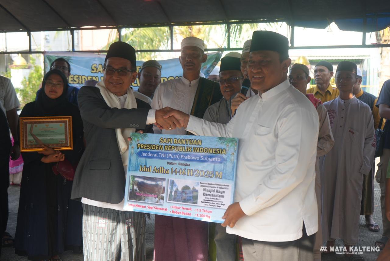 Wagub Kalteng Salat Idul Adha di Masjid Raya Darussalam dan Serahkan Sapi Kurban dari Presiden RI