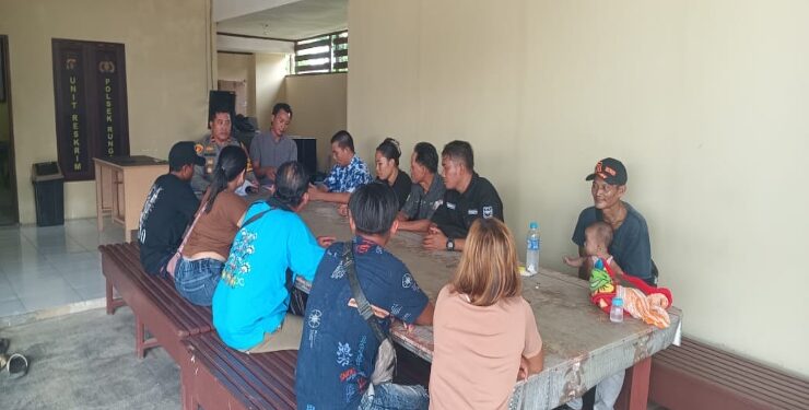 FOTO : POLSEK RUNGAN/MATA KALTENG - Korban dan pelaku perkara penganiayaan sepakat berdamai, di Kantor Polsek Rungan, Kamis, 5 Juni 2025.