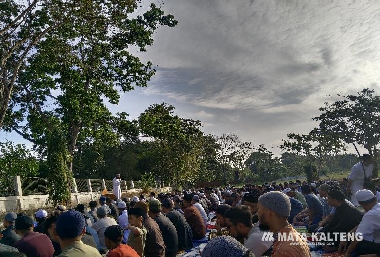 Khidmat Idul Adha di Stadion 29 November Sampit, Ustadz Riski Soesilo: Maknai Kurban dengan Ketakwaan dan Keikhlasan