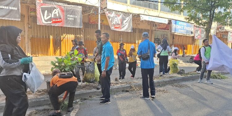 FOTO: DIAN/MATA KALTENG - Kegiatan bersih-bersih lingkungan di sekitar PPM Sampit, Kamis 5 Juni 2025.
