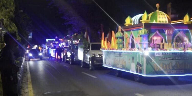 FOTO: KOMINFO/MATAKALTENG - Pawai takbir keliling menyambut Hari Raya Idul Adha di Kotim, Jumat 5 Juni 2025 malam.