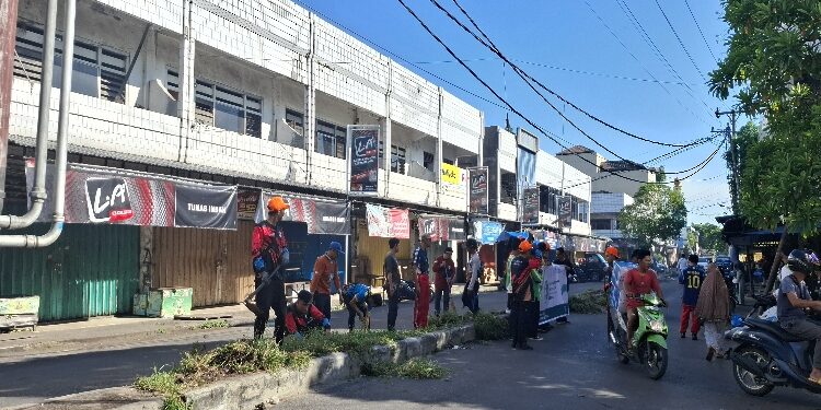 FOTO: DIAN/MATA KALTENG - Kegiatan bersih-bersih di lingkungan Kota Sampit belum lama ini.