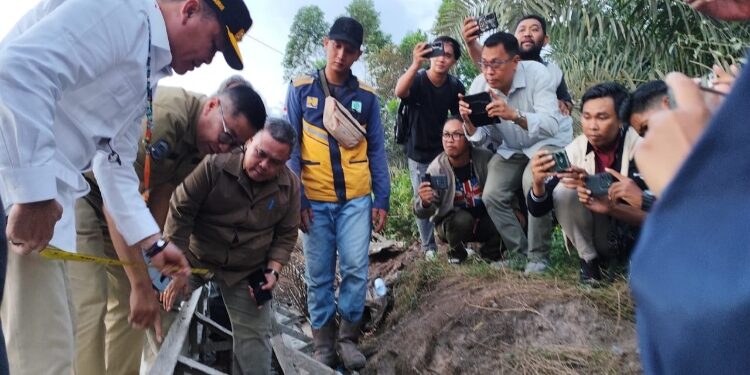 FOTO: IST/MATA KALTENG - Gubernur Kalteng, H Agustiar Sabran saat meninjau progres perbaikan Jalan Lingkar Selatan yang berada di Kota Sampit yang merupakan wewenang pemerintah provinsi, Senin 9 Juni 2025.