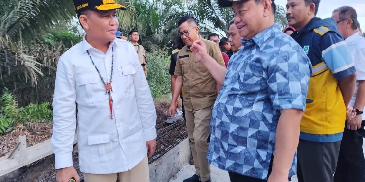 FOTO: IST/MATA KALTENG - Bupati Kotim Halikinnor (baju biru) bersama Gubernur Kalteng Agustiar Sabran (kiri baju putih).