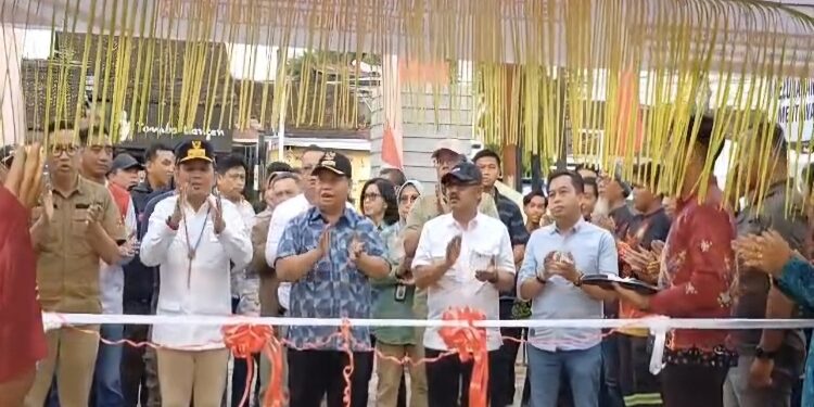 FOTO: IST/MATA KALTENG - Bupati Kotim bersama Gubernur Kalimantan Tengah saat menghadiri peresmian koperasi merah putih di Kelurahan MB Hilir, Senin 9 Juni 2025.