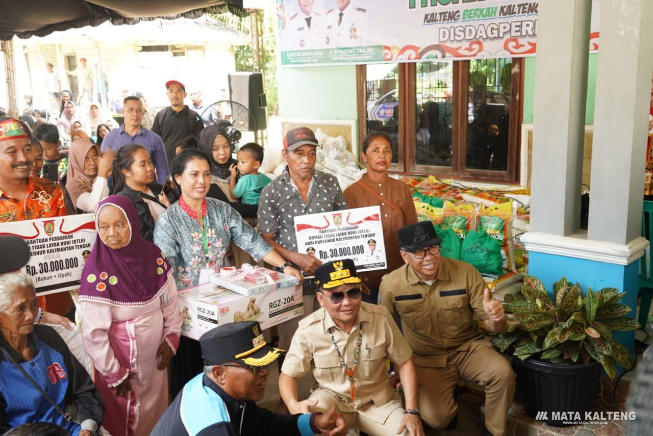 Kunjungi Desa Riam Durian, Gubernur Tinjau Pasar Murah, Tanam Ribuan Bibit, dan Salurkan Bantuan Sosial