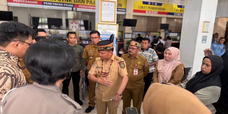 FOTO: IST/MATAKALTENG - Gubernur Kalimantan Tengah, H. Agustiar Sabran, melakukan inspeksi mendadak (sidak) ke Kantor Sistem Administrasi Manunggal Satu Atap (Samsat) Provinsi Kalimantan Tengah, Selasa 10 Juni 2026.
