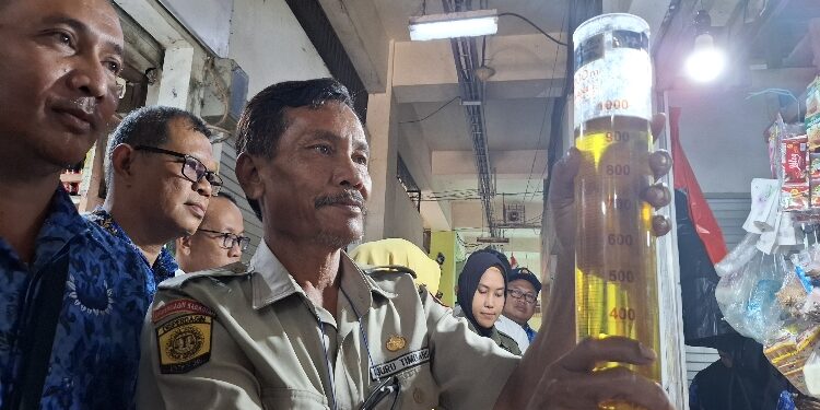 FOTO: DOK/MATA KALTENG - Pengukuran takaran minyak di PPM Sampit.