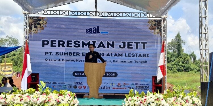 FOTO:DIAN/MATA KALTENG - Ketua Komisi I DPRD Kotim Angga Aditya Nugraha saat hadiri peresmian jetty milik PT Sumber Energi Alam Lestari (SEAL) di Cempaga, Selasa 10 Juni 2025.