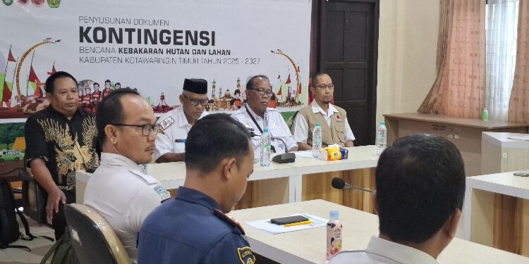 FOTO: DIAN/MATA KALTENG - Rapat Pelaksanaan Penyusunan Dokumen Kontingensi Bencana Karhutla secara luring di Ruang Pusdalops BPBD Kotim, Rabu 11 Juni 2025.