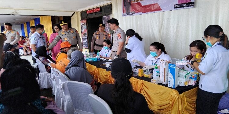 FOTO: HUMAS POLRES GUMAS/MATA KALTENG
- Kapolda Kalteng Irjen Pol Iwan Kurniawan bersama Kapolres Gumas AKBP Heru Eko Wibowo dan pejabat utama polda, ketika meninjau layanan kesehatan dalam rangka peringatan HUT Bhayangkara ke-79 tahun 2025, di halaman polres setempat, Rabu 11 Juni 2025.