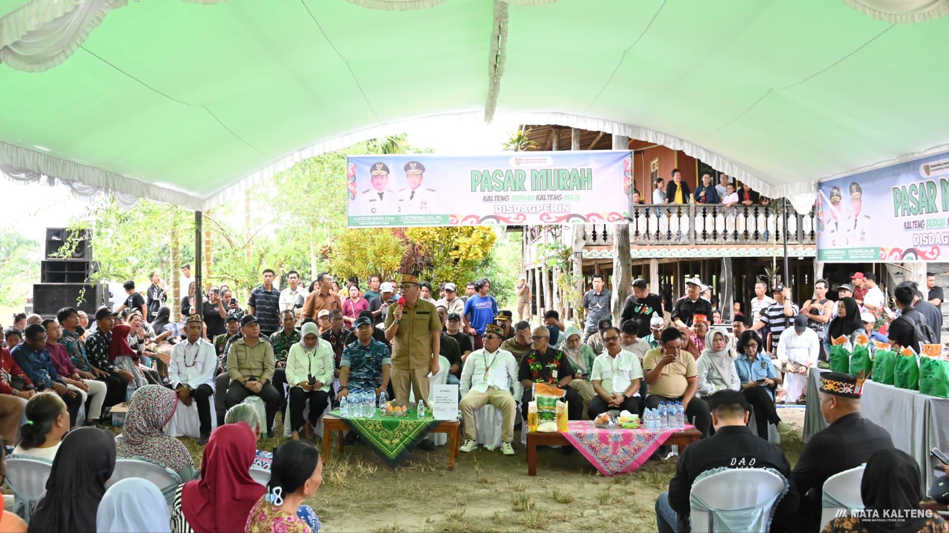 Gubernur Sapa Warga dan Gratiskan Paket Sembako di Pasar Desa Sebabi dan Asam Baru