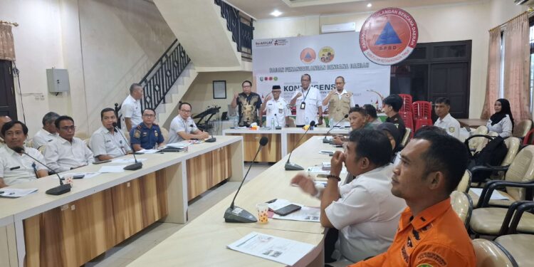 Foto: DIAN/MATA KALTENG - Rapat Pelaksanaan Penyusunan Dokumen Kontingensi Bencana Karhutla secara luring di Ruang Pusdalops BPBD Kotim, 11 Juni 2025.