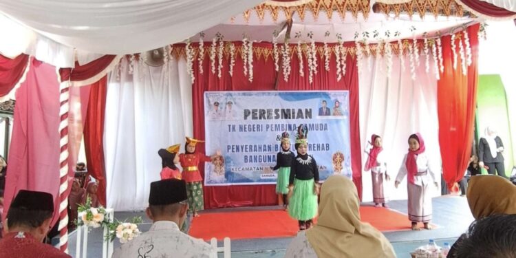 Foto: Peresmian TK Negeri Pembina Samuda di Jl.Partoe Muksin Kecamatan Mentaya Hilir Selatan, 12 Juni 2025.
