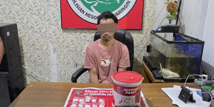 FOTO: IST/MATAKALTENG - H bersama barang bukti narkotika jenis sabu saat diamankan di Mapolres Kotim. 