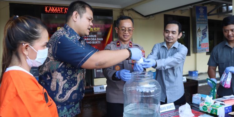 FOTO : HUMAS POLRES GUMAS/MATA KALTENG - Wakapolres Gumas Kompol Indras Purwoko didampingi Kasi Pidum Kejari Mosezs Sahat Reguna, dan Kasat Narkoba Iptu Abi Wahyu Prasetyo, ketika memusnahkan barang bukti sabu, Kamis, 12 Juni 2025.