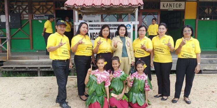 FOTO : DPRD GUMAS/MATA KALTENG - Anggota DPRD Kabupaten Gumas Rayaniatie Djangkan ketika berfoto bersama dengan guru dan peserta didik SDN Tewai Baru, Kecamatan Sepang, belum lama ini.