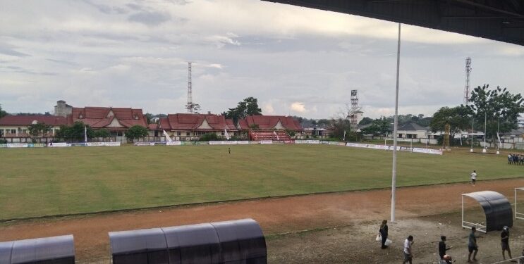 FOTO: AGUS/MATAKALTENG - Kondisi stadion 29 Nopember Sampit yang akan menjadi ajang pertandingan HNR CUP I 2025.