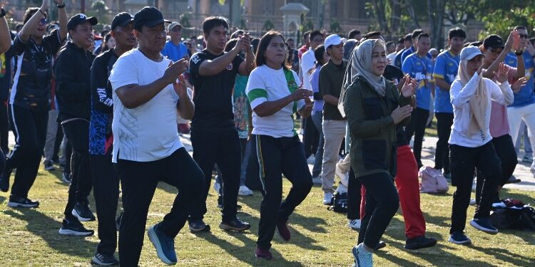 FOTO: IST/MATAKALTENG - Kegiatan Senam Pagi Bersama di Halaman Kantor Gubernur pada Jumat 13 Juni 2025 pagi.