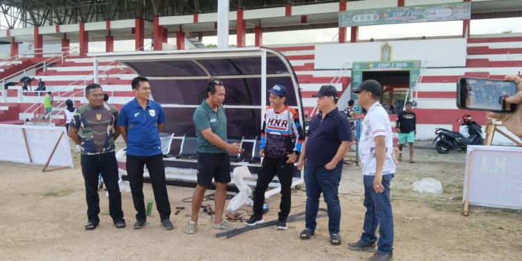FOTO: AGUS/MATAKALTENG- Bupati Kotim saat mengecek kesiapan turnamen HNR Cup I di stadion 29 Nopember Sampit. Kamis, 12 Juni 2025 sore.