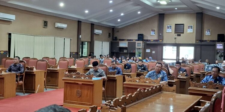 Foto: DIAN/MATA KALTENG - Penyampaian Laporan Hasil Rapat Kerja Gabungan DPRD Kotim tentang Ranperda Pertanggung Jawaban Pelaksanaan APBD Kotim T.A 2024, 13 Juni 2025.