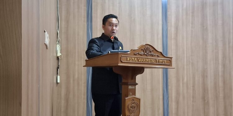 Foto:MATA KALTENG - Ketua Fraksi PDI Perjuangan Angga Aditya Nugraha dalam Rapat Paripurna DPRD.