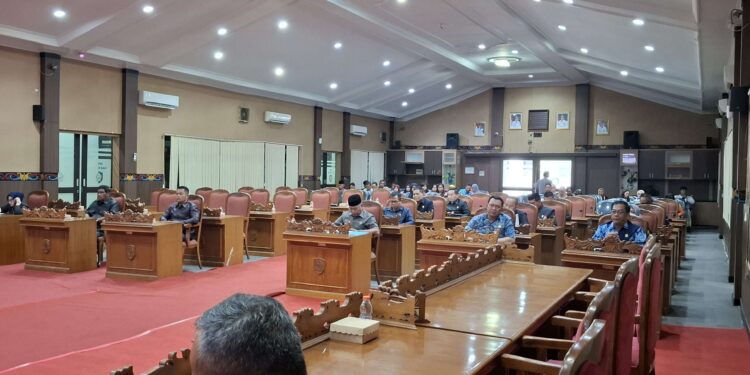 Foto:DIAN/MATA KATENG - Rapat paripurna pernyampaian pendapat Fraksi DPRD Kotim, 13 Juni 2025.