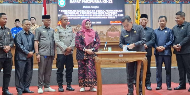 Foto:DIAN/MATA KALTENG - Penandatanganan nota kesepakatan ranperda laporan pertanggungjawaban pelaksanaan APBD Tahun Anggaran 2024 Kabupaten Kotim, 13 Juni 2025.