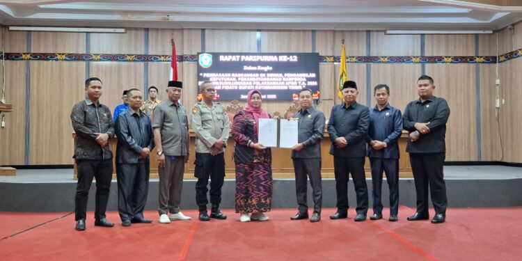 Foto:MATA KALTENG - Penyerahan Rancangan SK Dewan tentang Ranperda Pertanggung Jawaban Pelaksanaan APBD Kotim T.A 2024, 13 Juni 2025.