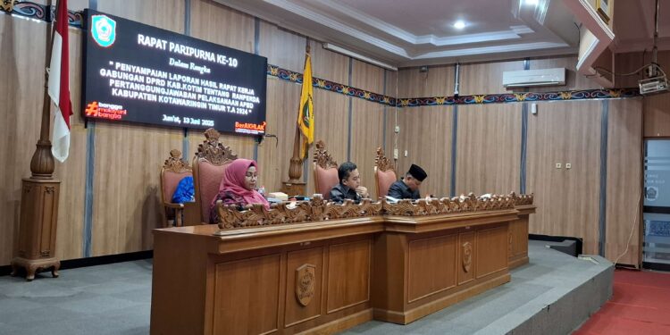 Foto: DIAN/MATA KALTENG - Wakil Bupati Kotim Irawati saat hadiri rapat paripurna di DPRD Kotim, 13 Juni 2025.