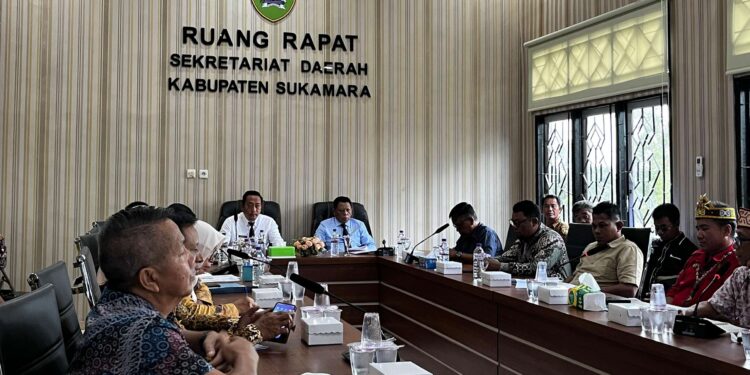 Foto : MATAKALTENG - Bupati Sukamara, Masduki memimpin rapat pembentukan Satuan Tugas (Satgas) Terpadu Operasi Penanganan Premanisme dan Organisasi Kemasyarakatan (Ormas).