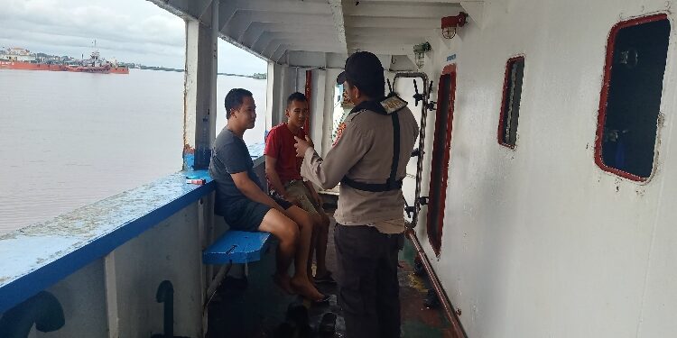 FOTO: IST/MATAKALTENG - Personel Ditpolairud Polda Kalteng saat memberikan
penyuluhan keselamatan di Sungai Mentaya.