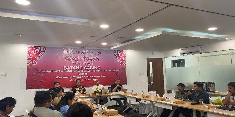 FOTO: IST/MATAKALTENG: Kepala OJK Kalteng, Primandanu Febriyan Aziz, saat menyampaikan materi pada kegiatan Media Update Triwulan II 2025 bertema “Batang Garing”, Jumat 13 Juni 2025.